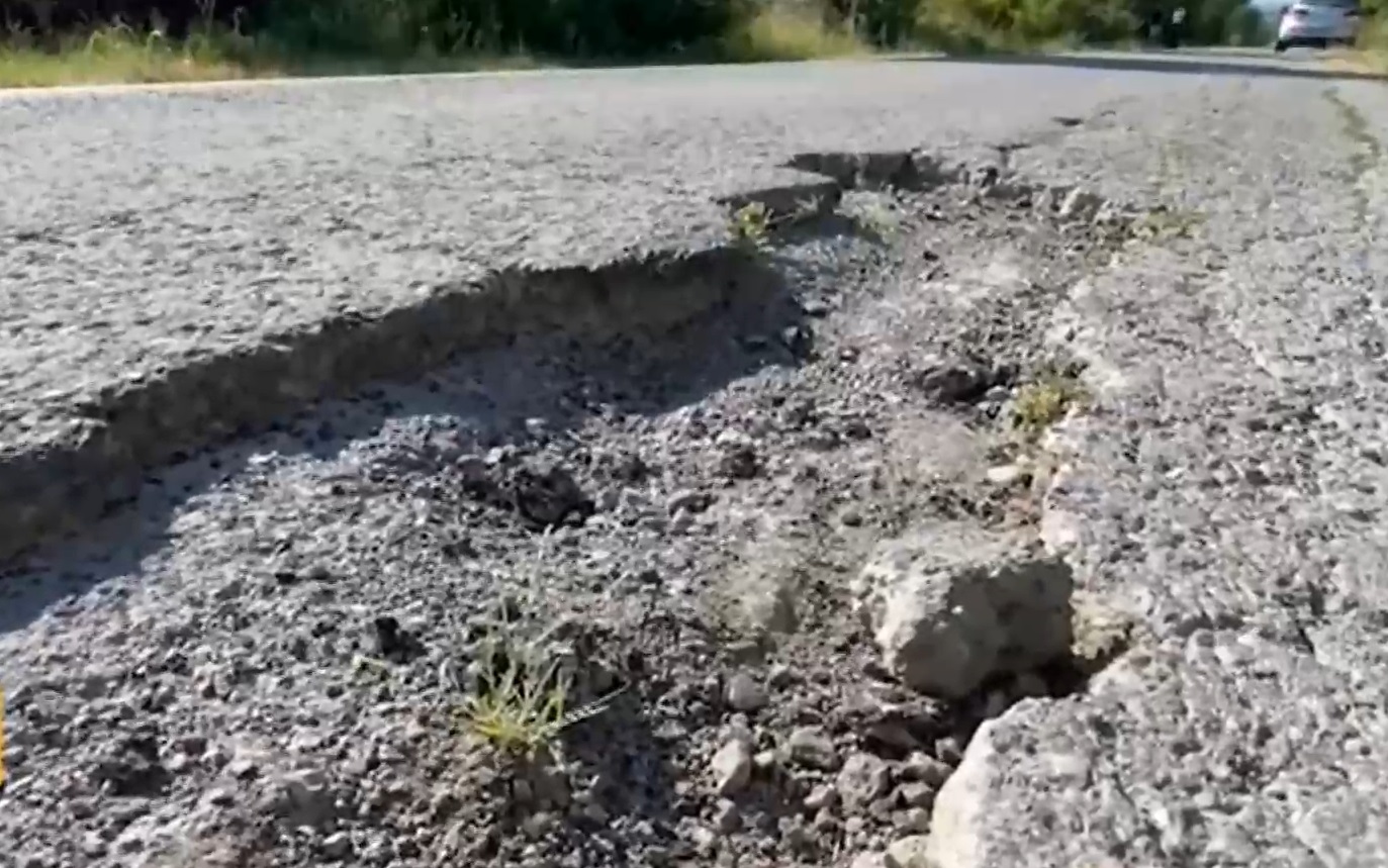 Дупки затрудняват движението в елитен столичен квартал