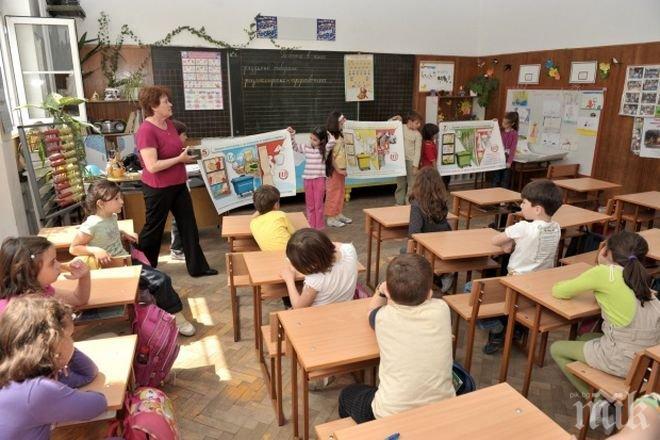 МОН: Близо 3600 ученици са с допълнителни уроци по проекта за равен достъп до образованието