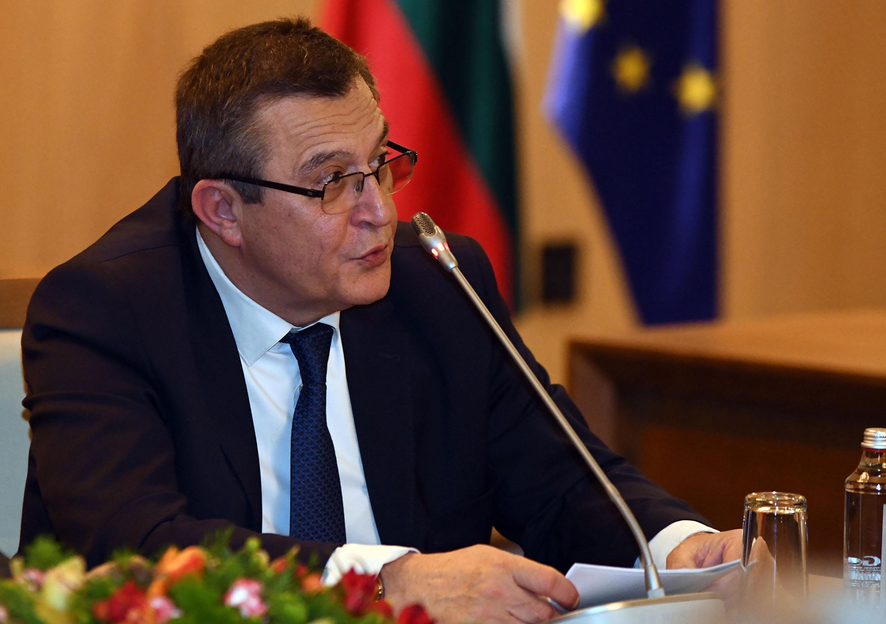 Проф. Сашо Пенов: Тенденцията е децата да остават да учат висше образование в България