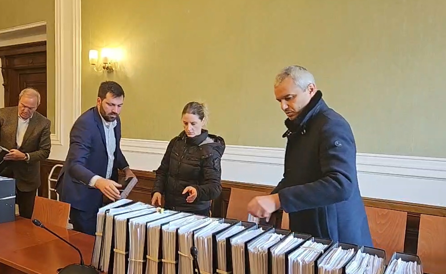 "Възраждане" внесоха 590 000 подписа за референдума за запазване на българския лев (ВИДЕО)