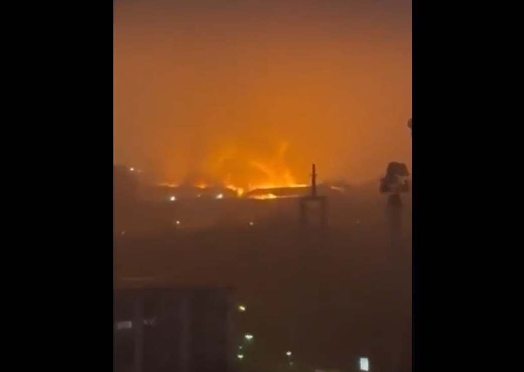 Голям пожар в Хамбург, предупреждават за опасност от обгазяване (ВИДЕО)