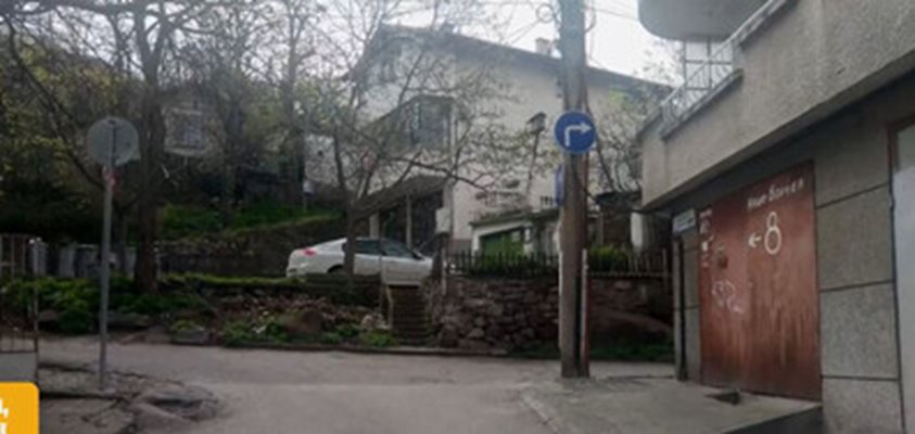 "Винаги го удрят": Легендарен стълб пречи на шофьори в Пловдив