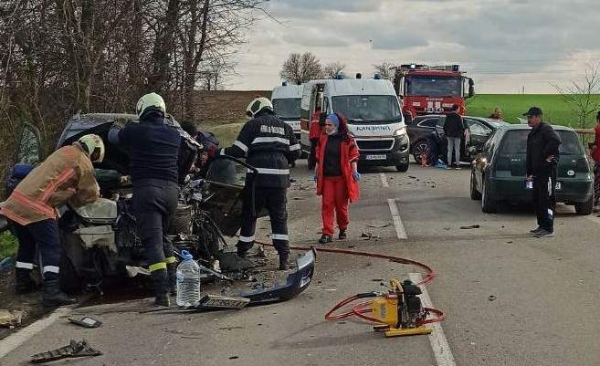 Шофьор загина, две деца са в болница