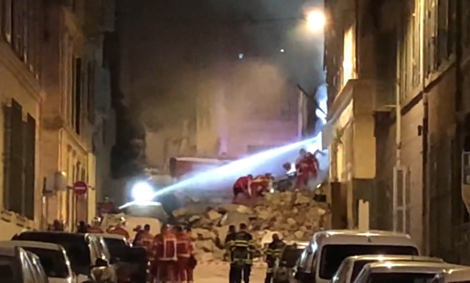 Четири са вече жертвите след срутването на 4-етажна сграда в Марсилия