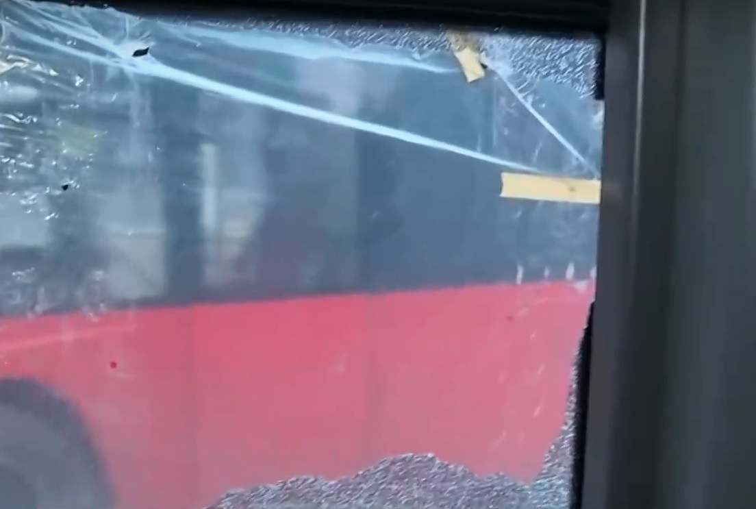 Мъж хвърли камък по движещ се автобус в Перник