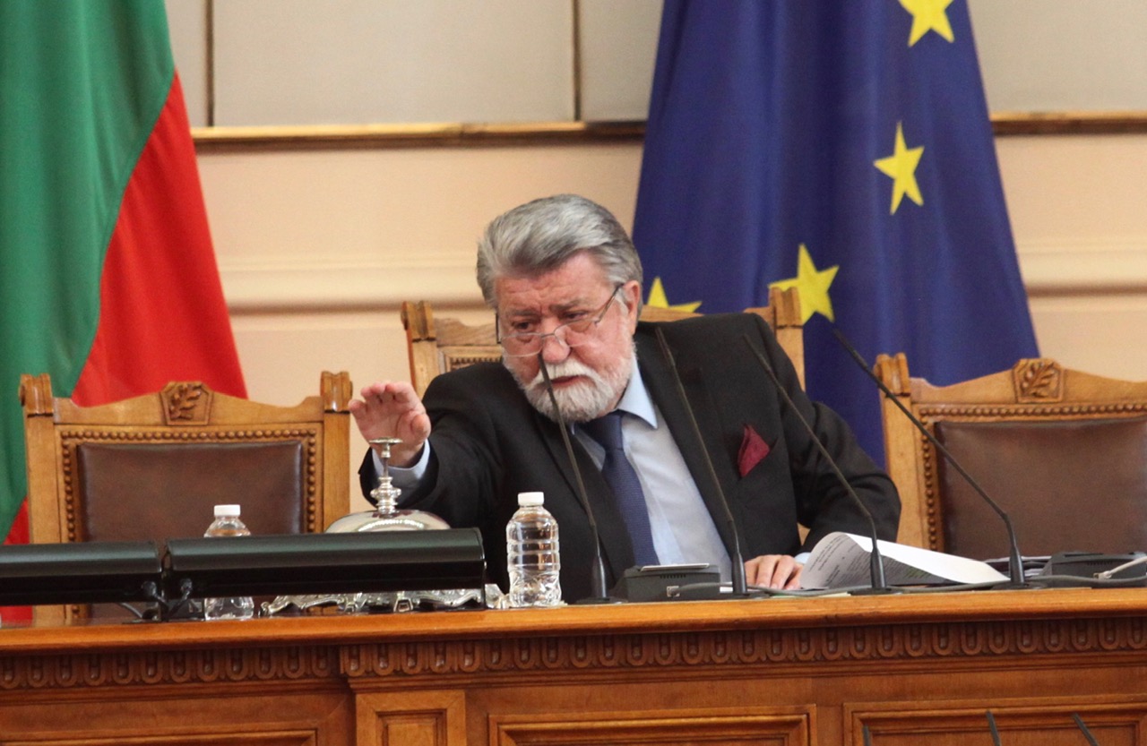 Вежди Рашидов откри първото заседание на 49-ото НС: Да сведем глави и да разберем, че голямата политика е низ от компромиси