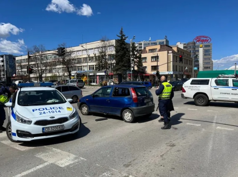Четирима пострадали при катастрофа на кръстовището при УНСС (СНИМКИ)