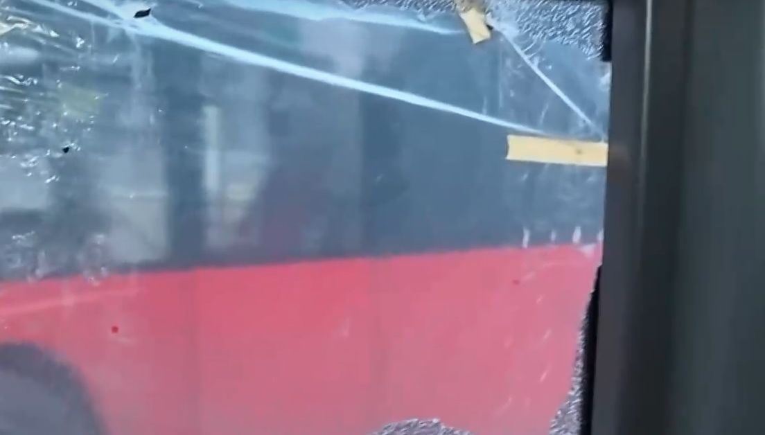 Задържан е мъжът, който потроши автобус на градския транспорт в Перник