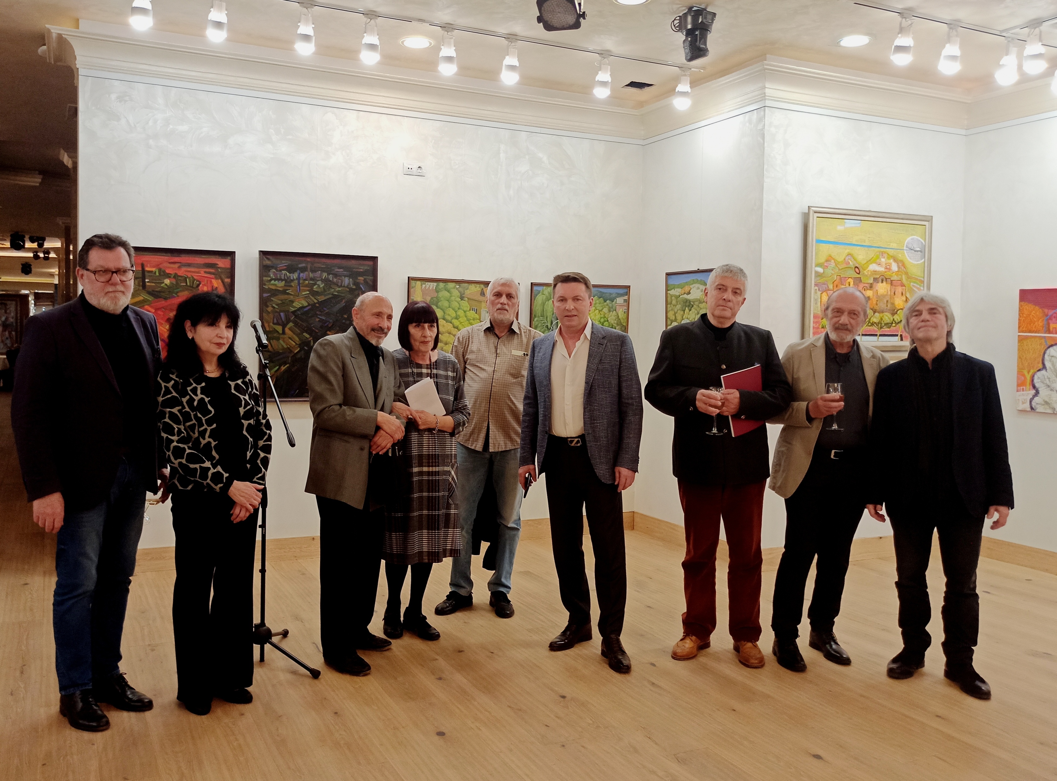„Малките Светлинчета“ представиха колективната изложба „Заедно“ (СНИМКИ)