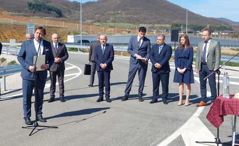 Напънала се планината и родила мишка