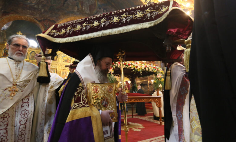 На Разпети петък: Десетки миряни минаха под Светата Плащеница