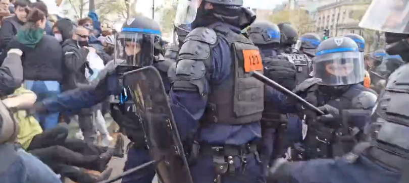 Бурни протести през изминалата нощ във Франция