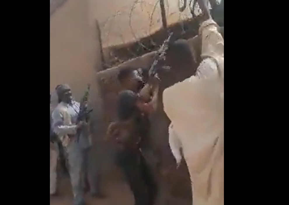 Ожесточените боеве в Судан продължават, близо 100 са вече жертвите (ВИДЕО)