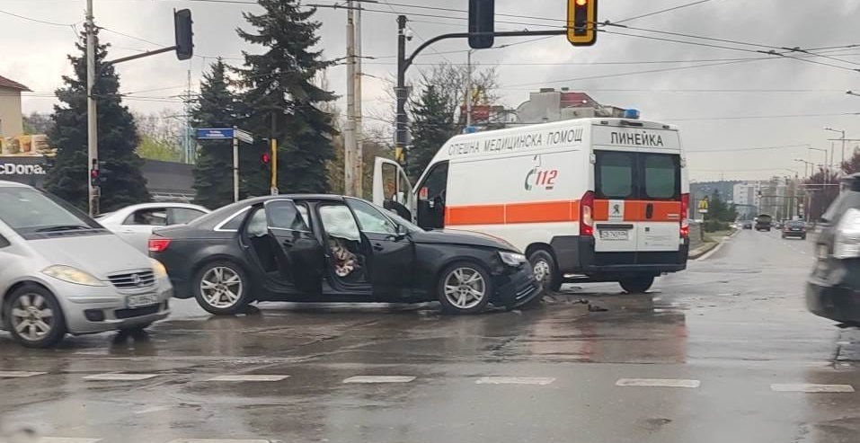 Тежка катастрофа на оживено кръстовище в София
