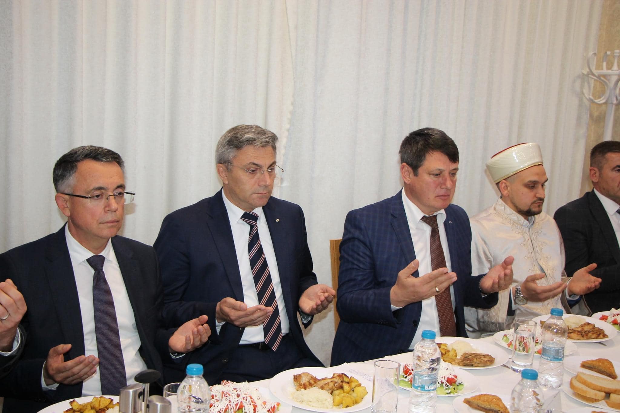 Почетният председател на ДПС Ахмед Доган даде вечеря-ифтар по случай свещения месец Рамазан