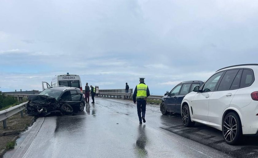 Верижна катастрофа затвори Околовръстното на Пловдив, трима са пострадали