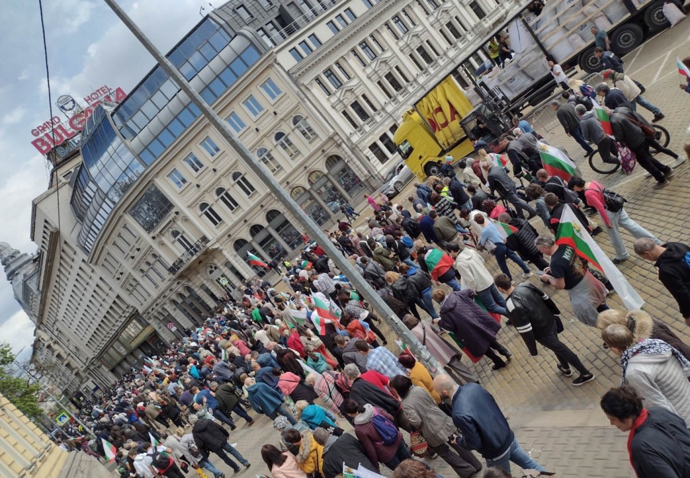 Хиляди хора излязоха на "Общобългарски поход за мир и неутралитет" в София и редица градове у нас и в чужбина