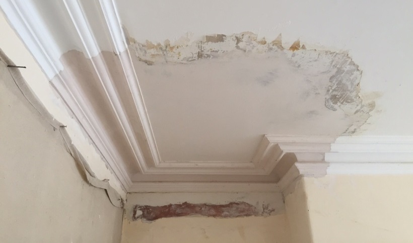 Възрастна жена осъди общината заради теч от покрив