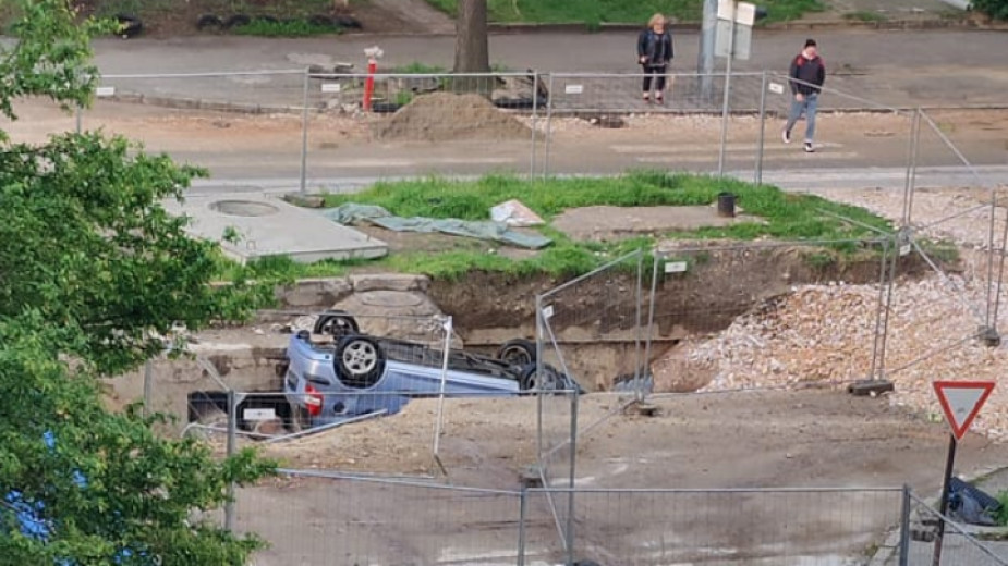 Автомобил се преобърна по таван в изкоп в Пловдив