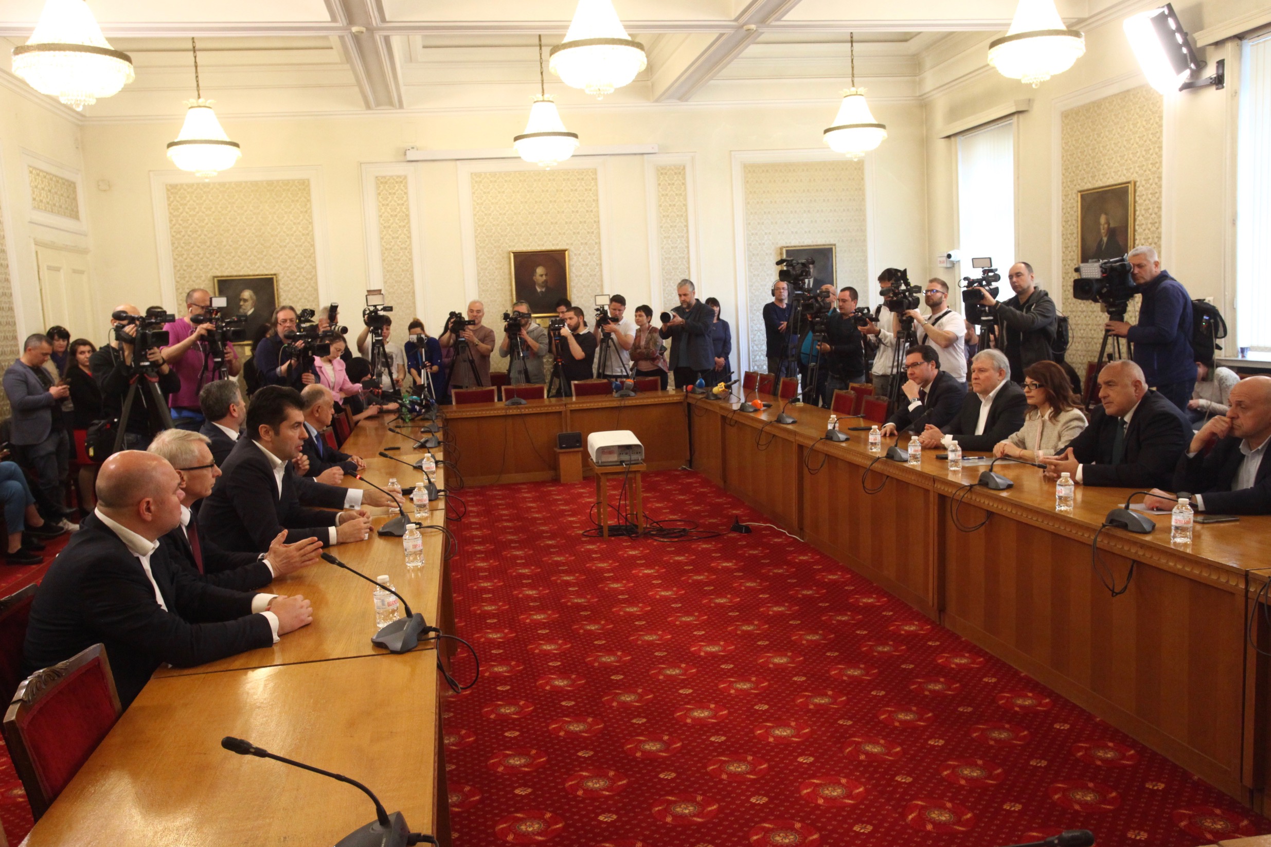 Борисов на лидерската среща между ГЕРБ-СДС и ПП-ДБ: Трябва да намерим начин за правителство с първия или втория мандат (ВИДЕО)