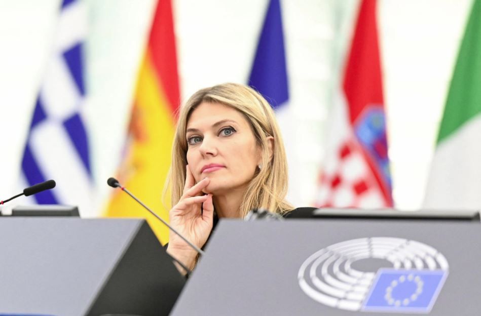Ева Каили е изправена и пред разследване за схема на ЕС за подкупи