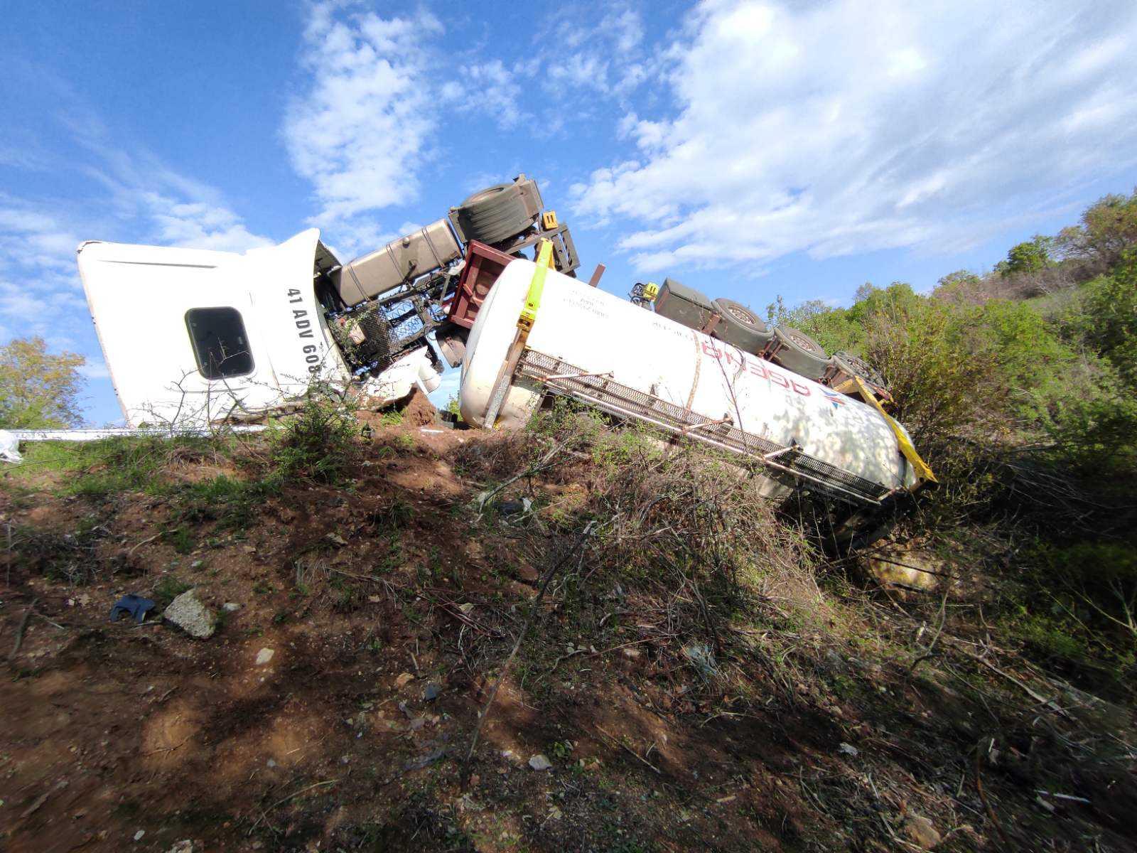 Турски тиp-циcтepнa, пpeвoзвaщ cпиpт, се обърна край Свиленград