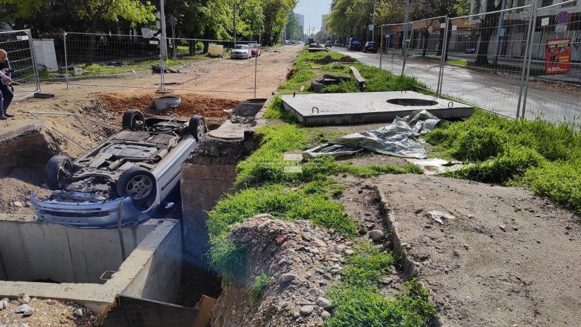 Пиян шофьор пропадна в изкоп в опит да избяга от полицейска проверка (СНИМКИ)