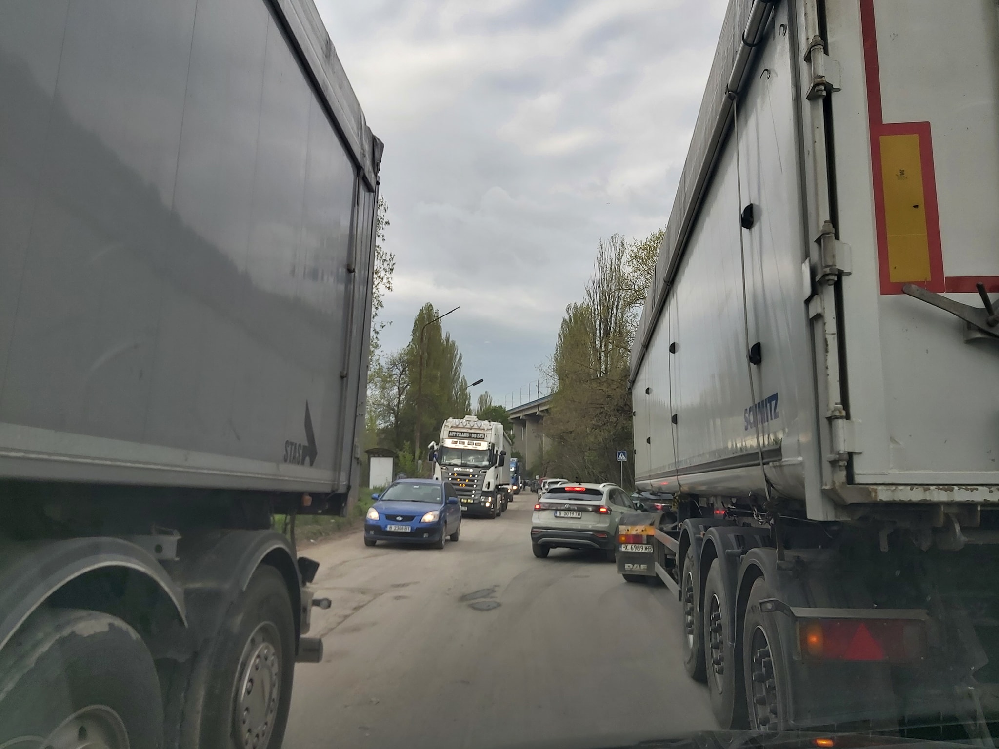 Колона от зърновози предизвика задръстване на Аспаруховия мост и към Острова