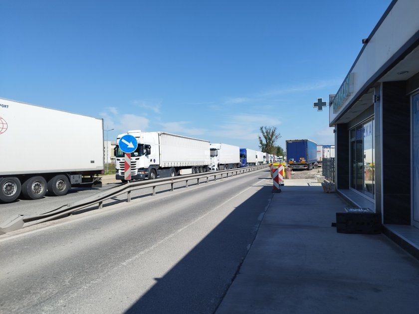 Километрична опашка от камиони на Кулата заради аварирал тир