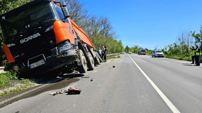 Лека кола и камион катастрофираха на пътя Русе-Разград