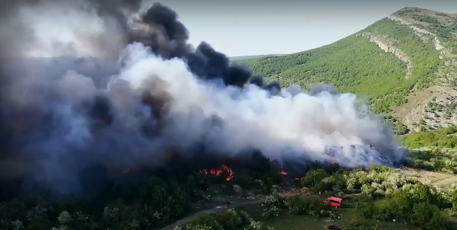 Продължава гасенето на пожара в Монтанско