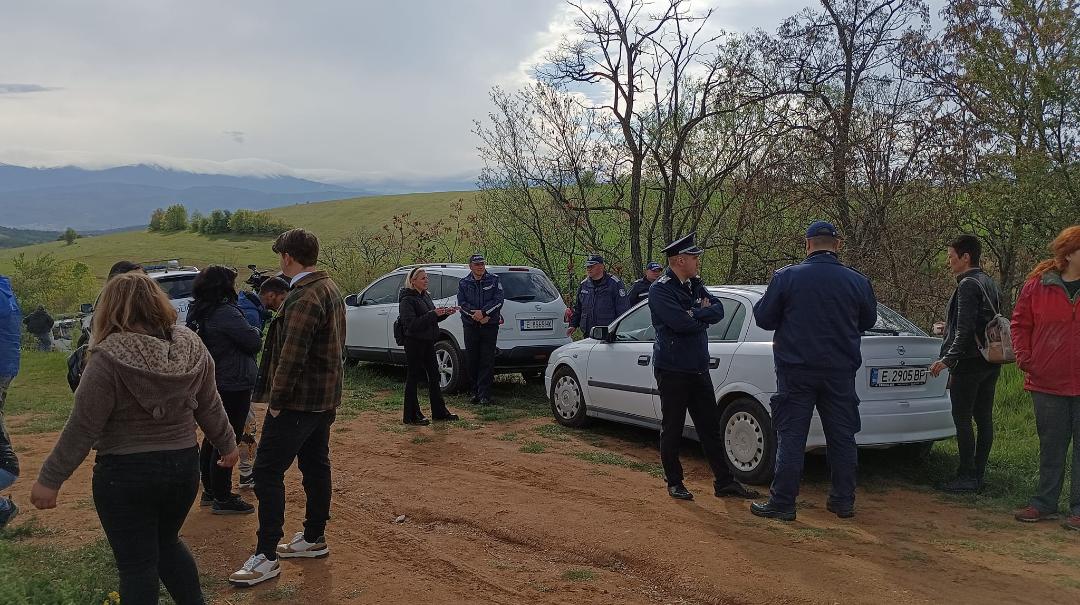 С напрежение и полиция събарят приют за кучета край Благоевград