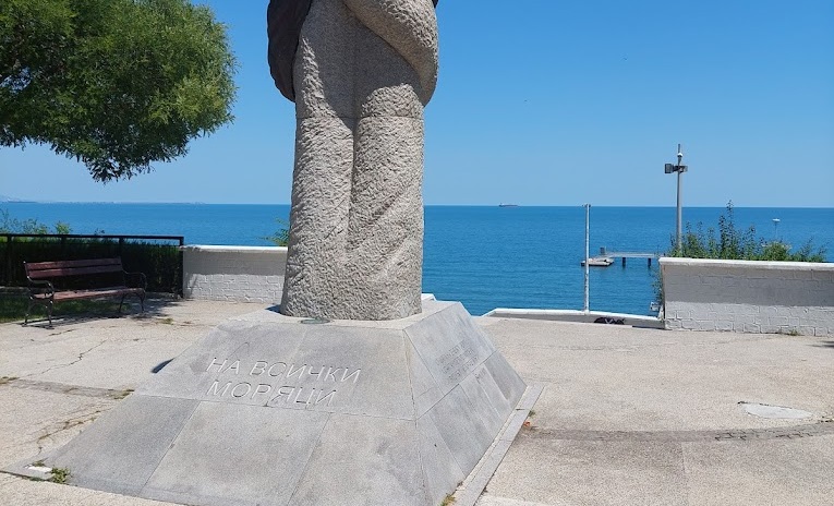 Скулптура затисна и уби мъж в Морската градина в Бургас