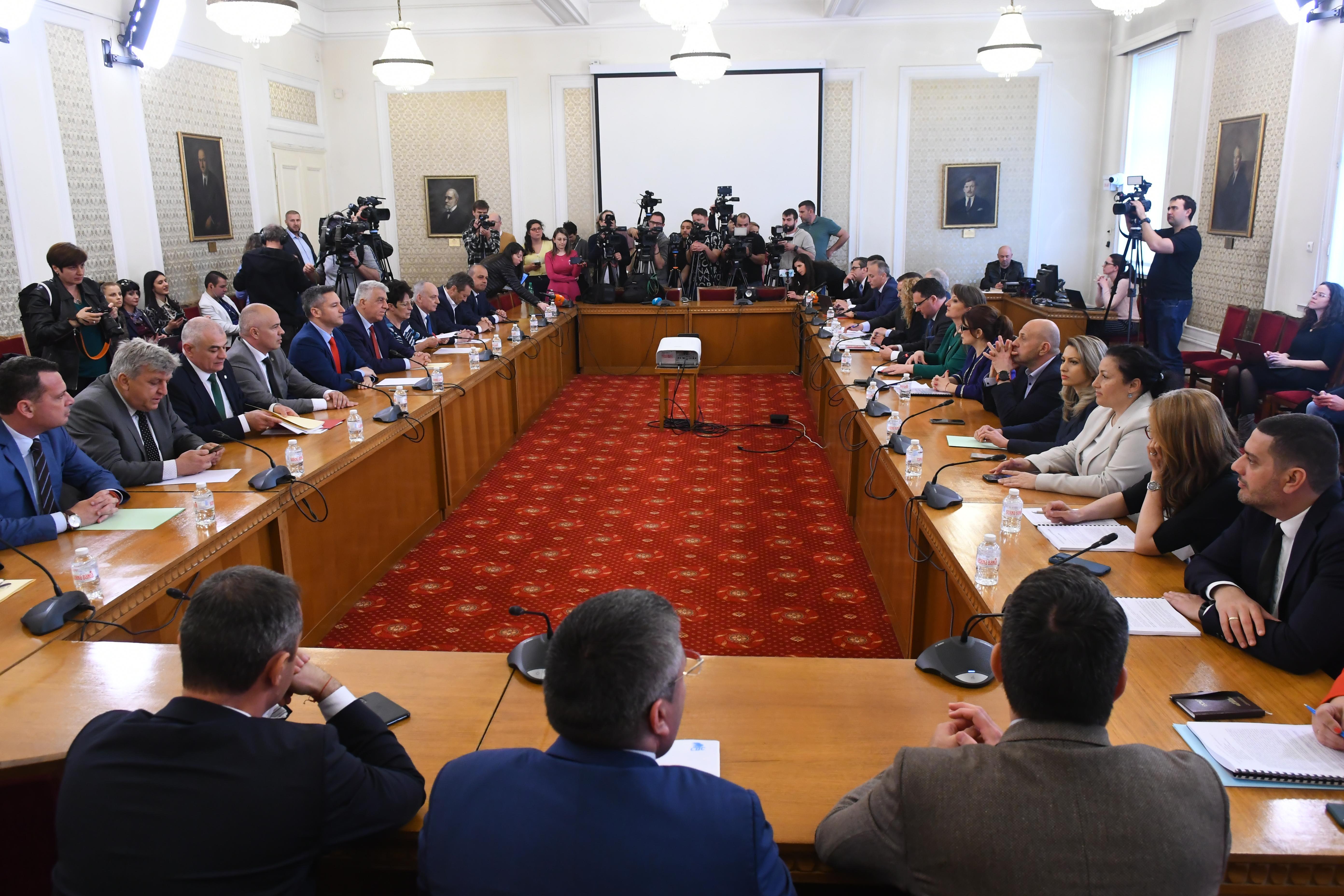 ГЕРБ-СДС на среща с БСП. Атанасова: Отчитаме и отговорността пред тежките решения (ВИДЕО)