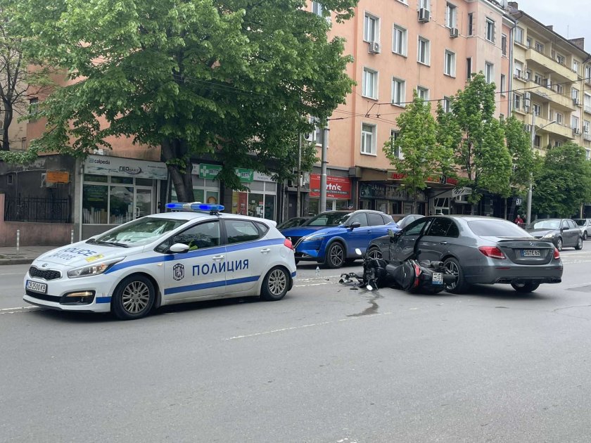 Моторист пострада при катастрофа на столичен булевард