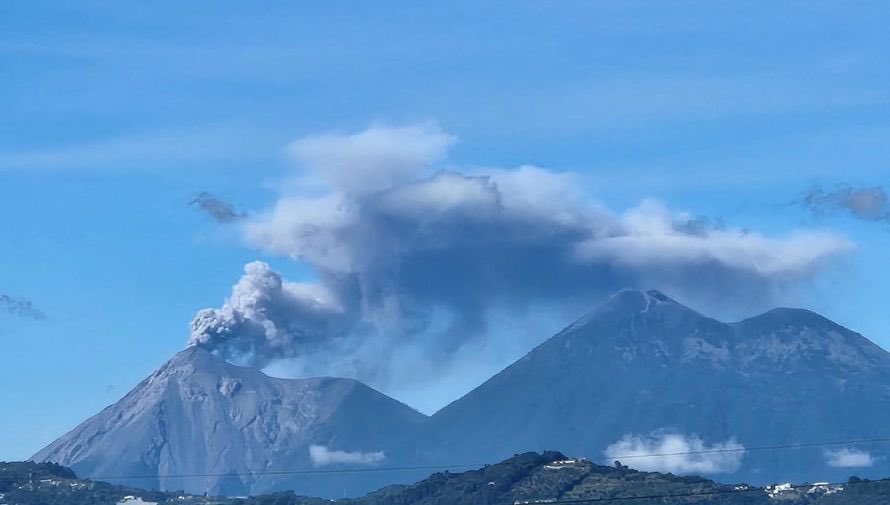Стотици бяха евакуирани в Гватемала заради изригнал вулкан