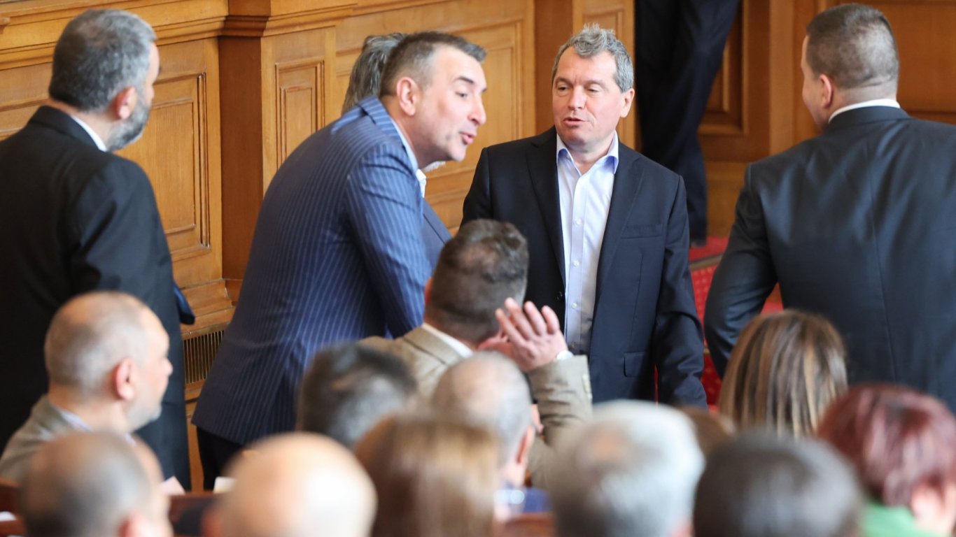 Парламентът ще има комисии, но без председатели, засега
