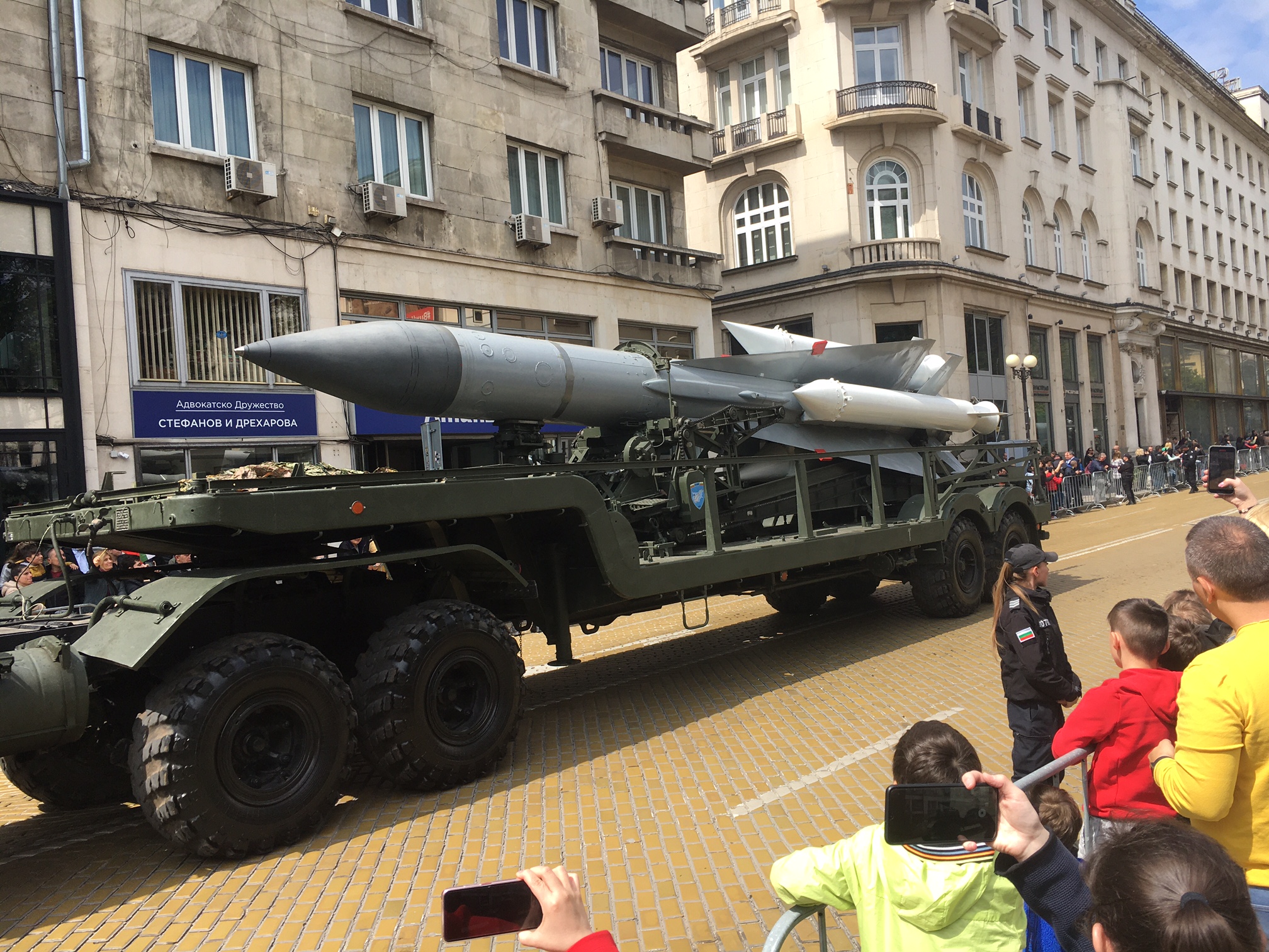 Вижте дефилето на военната техника в София по случай 6 май (СНИМКИ)