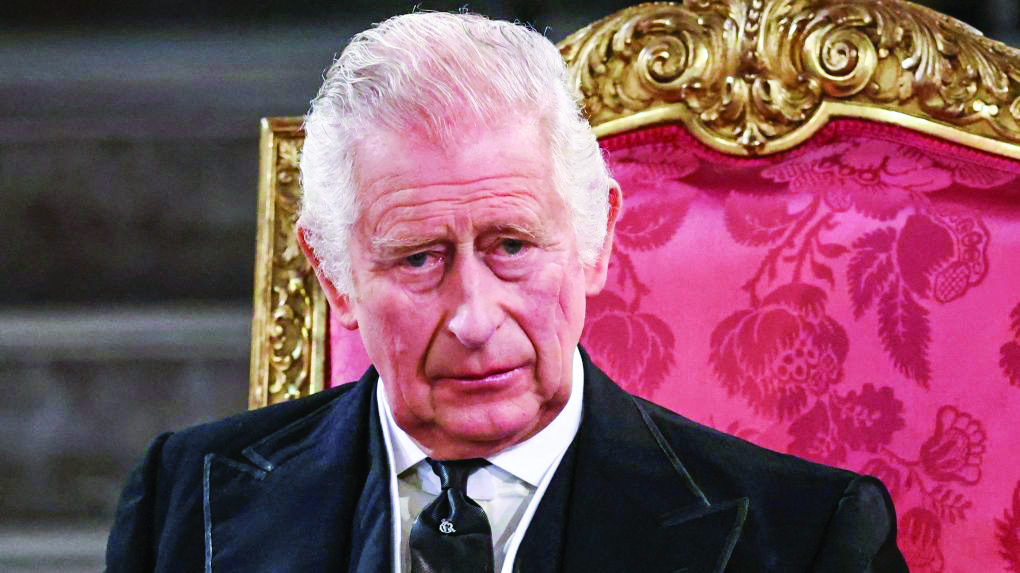 Крал Чарлз Трети пътува в модерната карета Diamond Jubilee