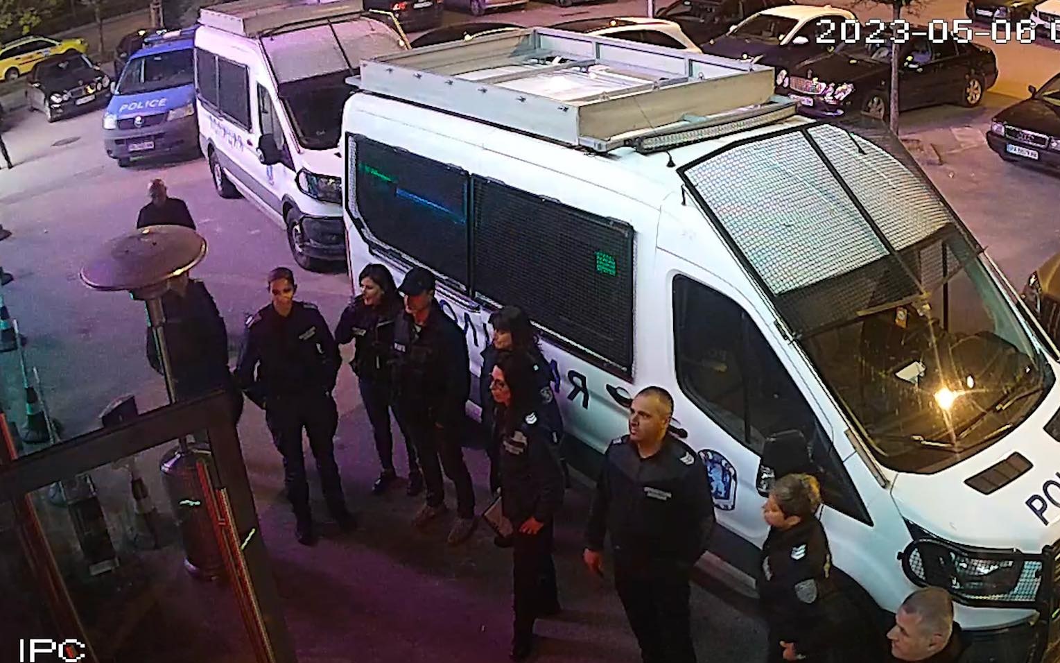 "Сваляхме гащите и клякахме": Клиенти на заведение се оплакаха от полицейски произвол и унижения в Пловдив