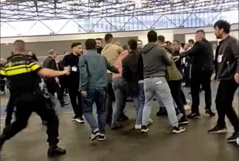 Масов бой в турска избирателна секция в Амстердам (ВИДЕО)