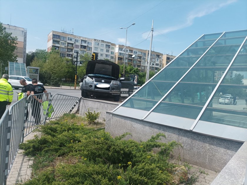 Джип катастрофира във входа на метростанция в София