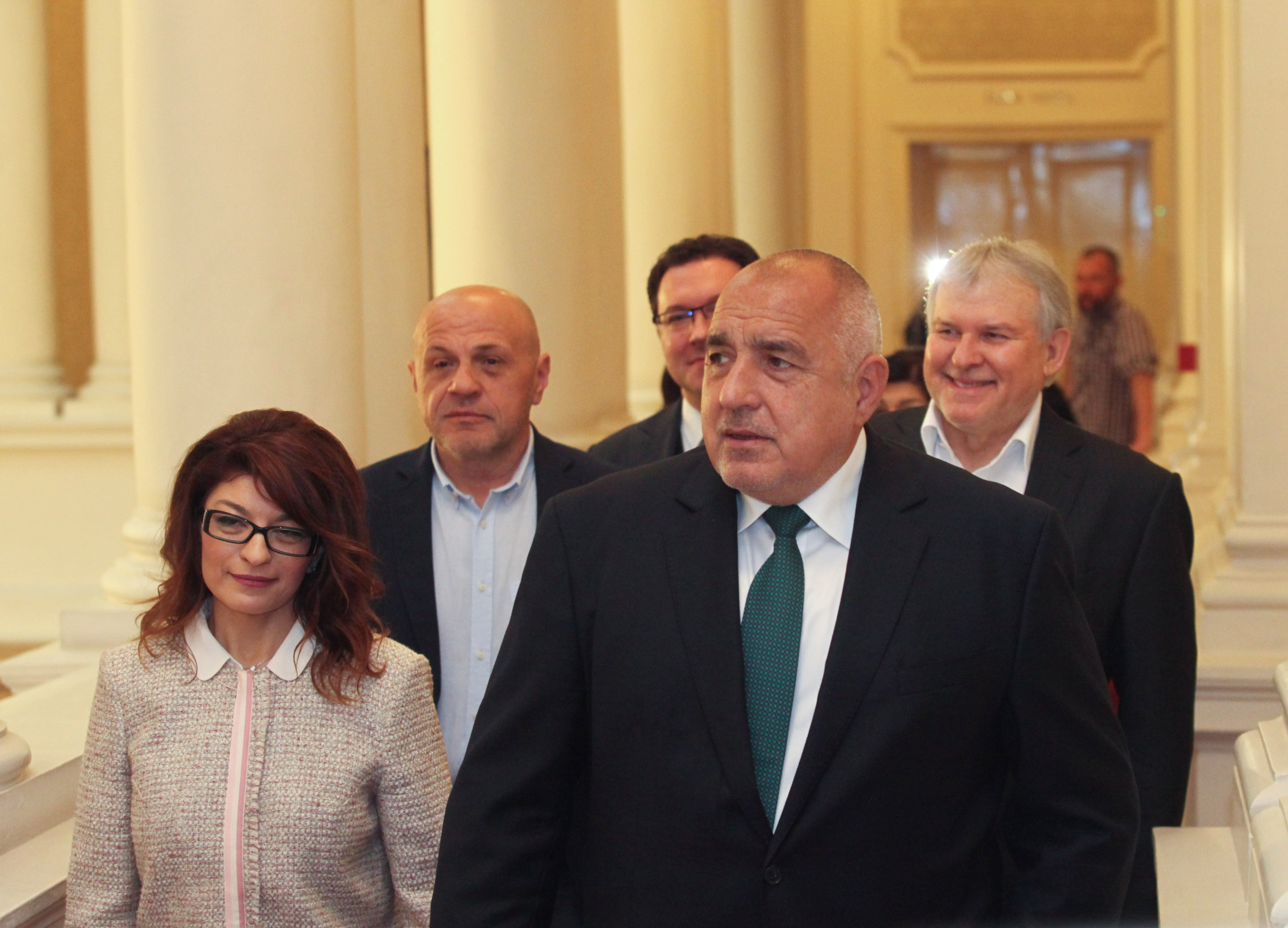 Радев връчва първия мандат най-рано в сряда