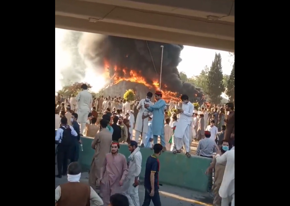 Бурни протести в Пакистан след ареста на бившия премиер Имран Хан (ВИДЕО)