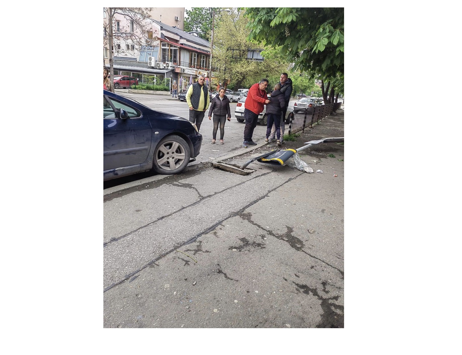 Кола се заби в спирка: Подозират, че шофьорът е 10-годишно дете
