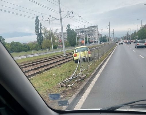 Кола се вряза в огражденията на бул. "Ботевградско шосе" в София