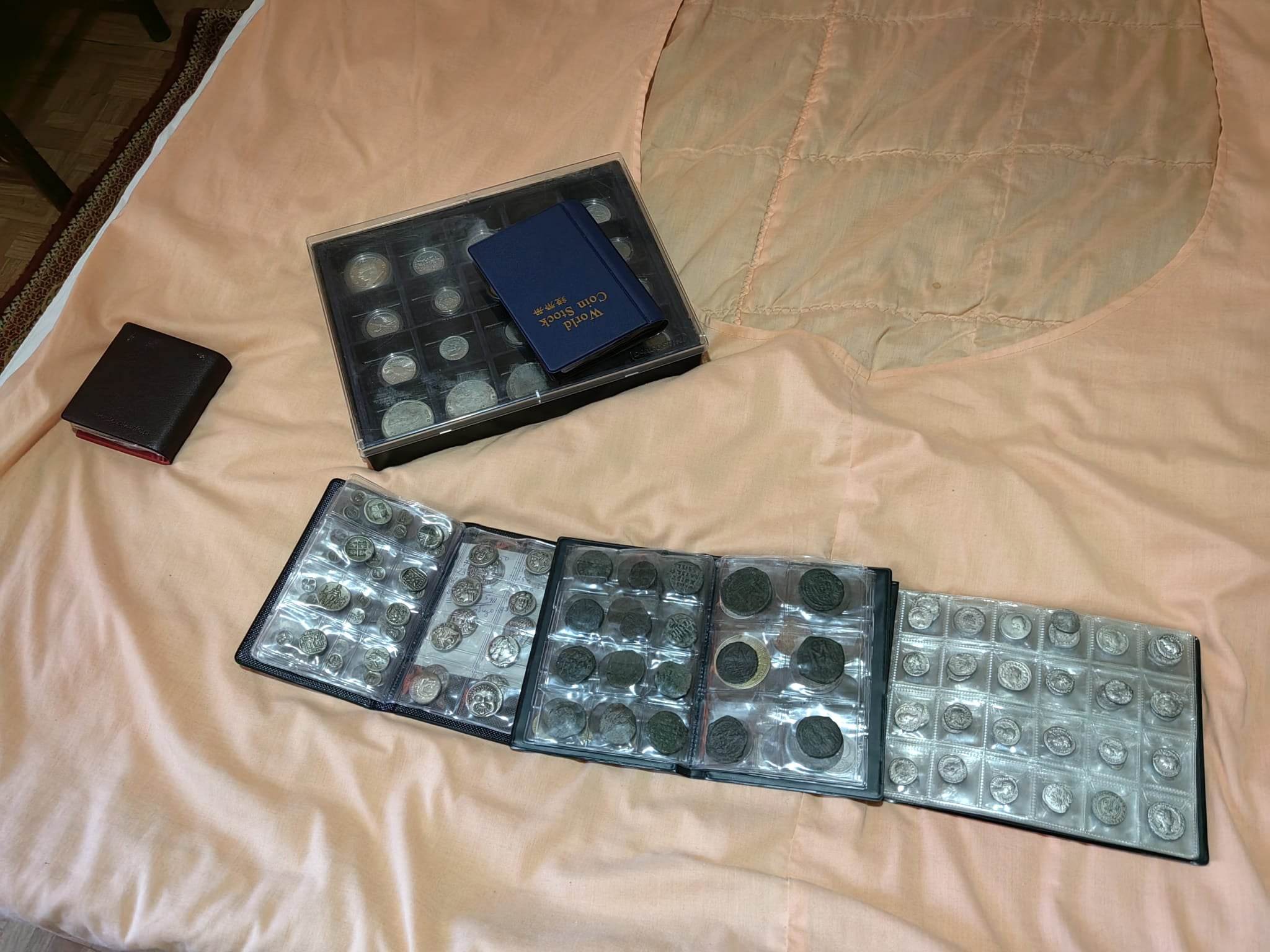 Спипаха колекционер с нерегистрирани стотици старинни монети и икони (СНИМКИ)