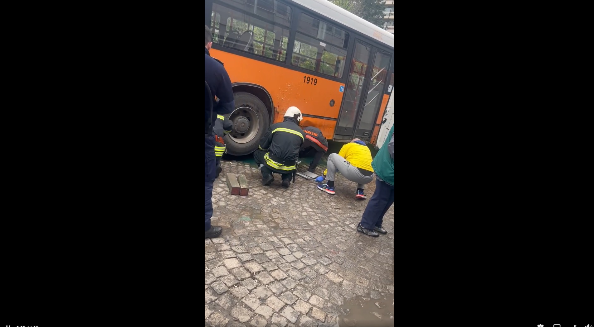 Пешеходец пострада тежко след удар между кола и автобус в София (ВИДЕО)