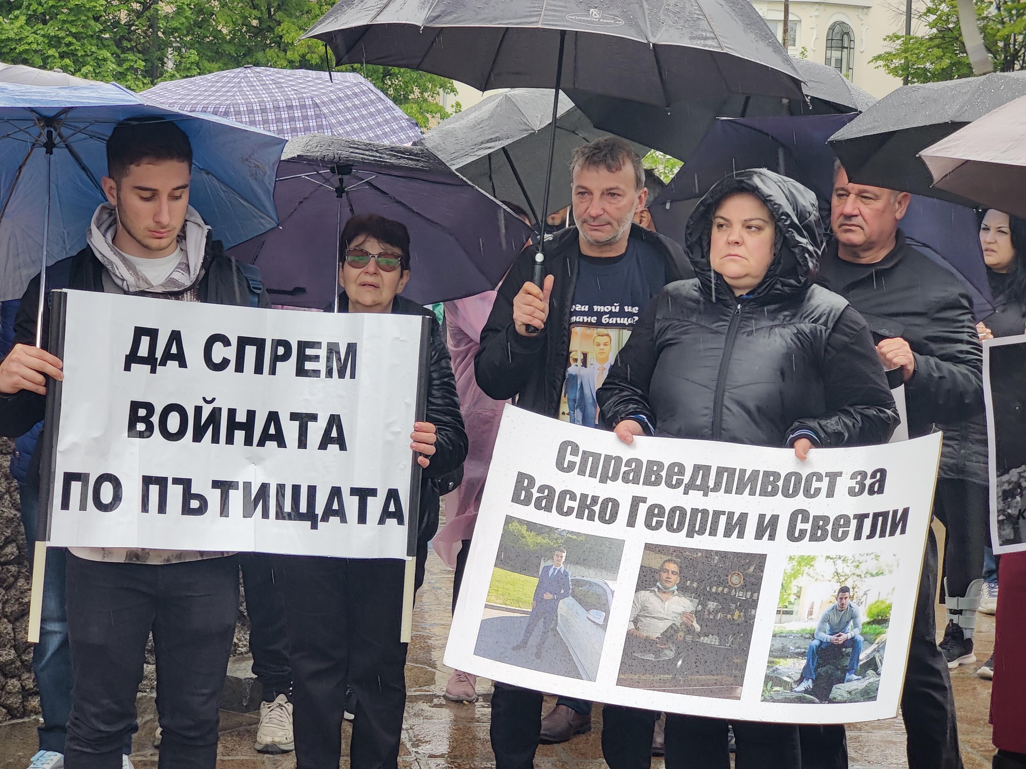 Десетки се събраха на протест пред парламента срещу войната по пътищата (СНИМКИ)