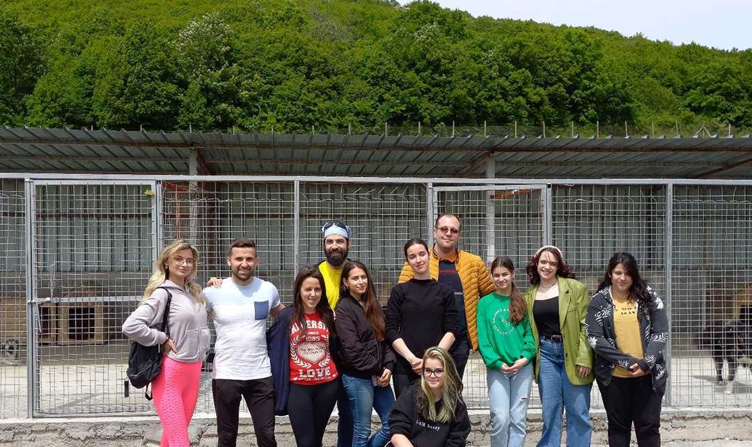 Ротаракт клуб – Велико Търново дариха храна и ваксини на общинския приют за кучета